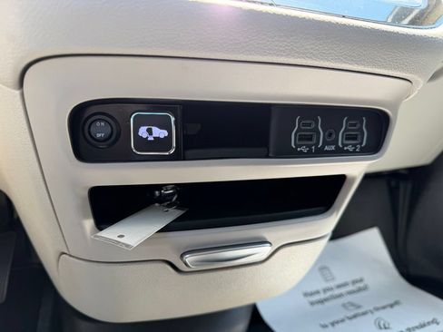 Used 2024 Chrysler Pacifica Touring-L FWD image 19