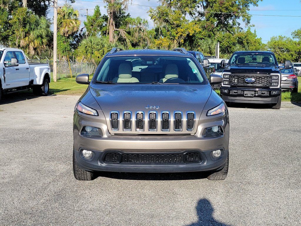 Used 2017 Jeep Cherokee Latitude w/ Comfort/Convenience Group AWD/4WD image 6