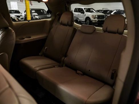 Used 2019 Toyota Sienna XLE Premium FWD image 34