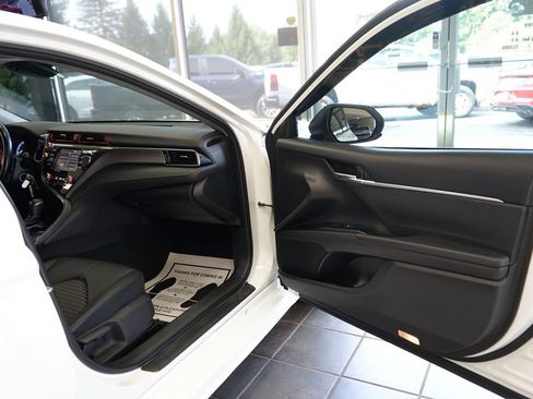 Used 2019 Toyota Camry SE FWD image 39