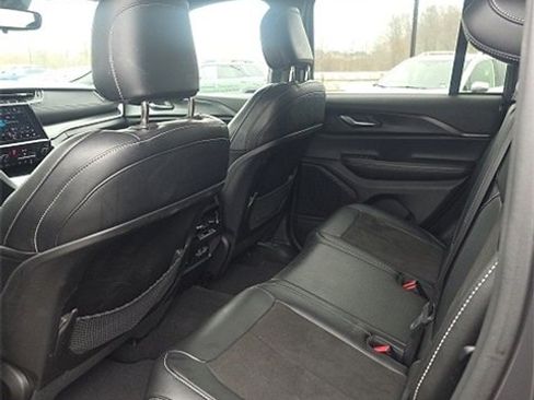 Used 2023 Jeep Grand Cherokee Altitude image 9