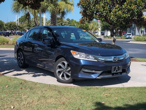 Used 2017 Honda Accord EX image 2