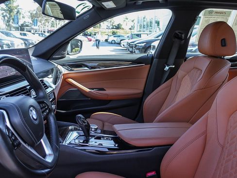 Used 2022 BMW 530e w/ Premium Package image 18