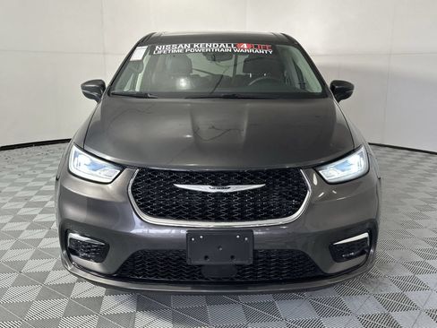 Used 2023 Chrysler Pacifica Touring-L FWD image 3