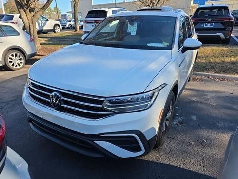 Certified 2024 Volkswagen Tiguan SE w/ Panoramic Sunroof Package image 1