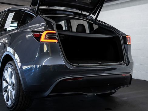 Used 2023 Tesla Model Y Long Range image 17