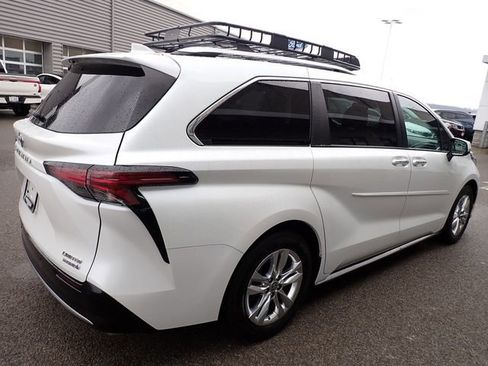 Used 2022 Toyota Sienna Limited image 7