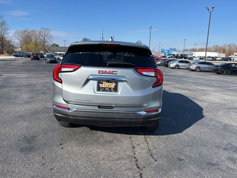 Used 2024 GMC Terrain SLT image 4
