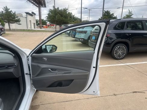 Used 2025 Hyundai Elantra SEL FWD image 18