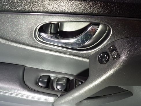 Used 2019 Nissan Rogue SV AWD/4WD image 8