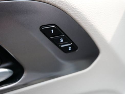 Used 2024 Chrysler Pacifica Touring-L FWD image 16