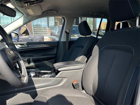 Used 2023 Jeep Grand Cherokee Laredo image 10