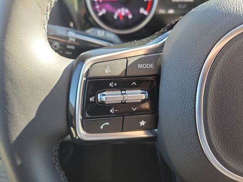 Certified 2024 Kia Carnival EX image 28