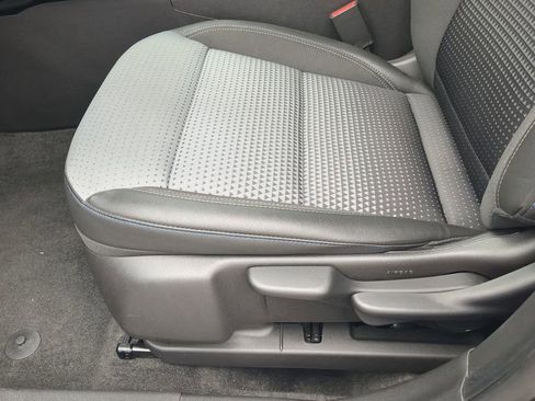 Used 2025 Chevrolet Trax LT w/ LT Convenience Package image 19