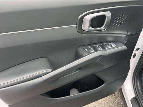 Used 2025 Kia Sorento LX FWD image 13