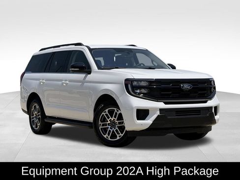 Used 2025 Ford Expedition Active AWD/4WD image 2