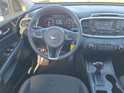 Used 2017 Kia Sorento LX image 10