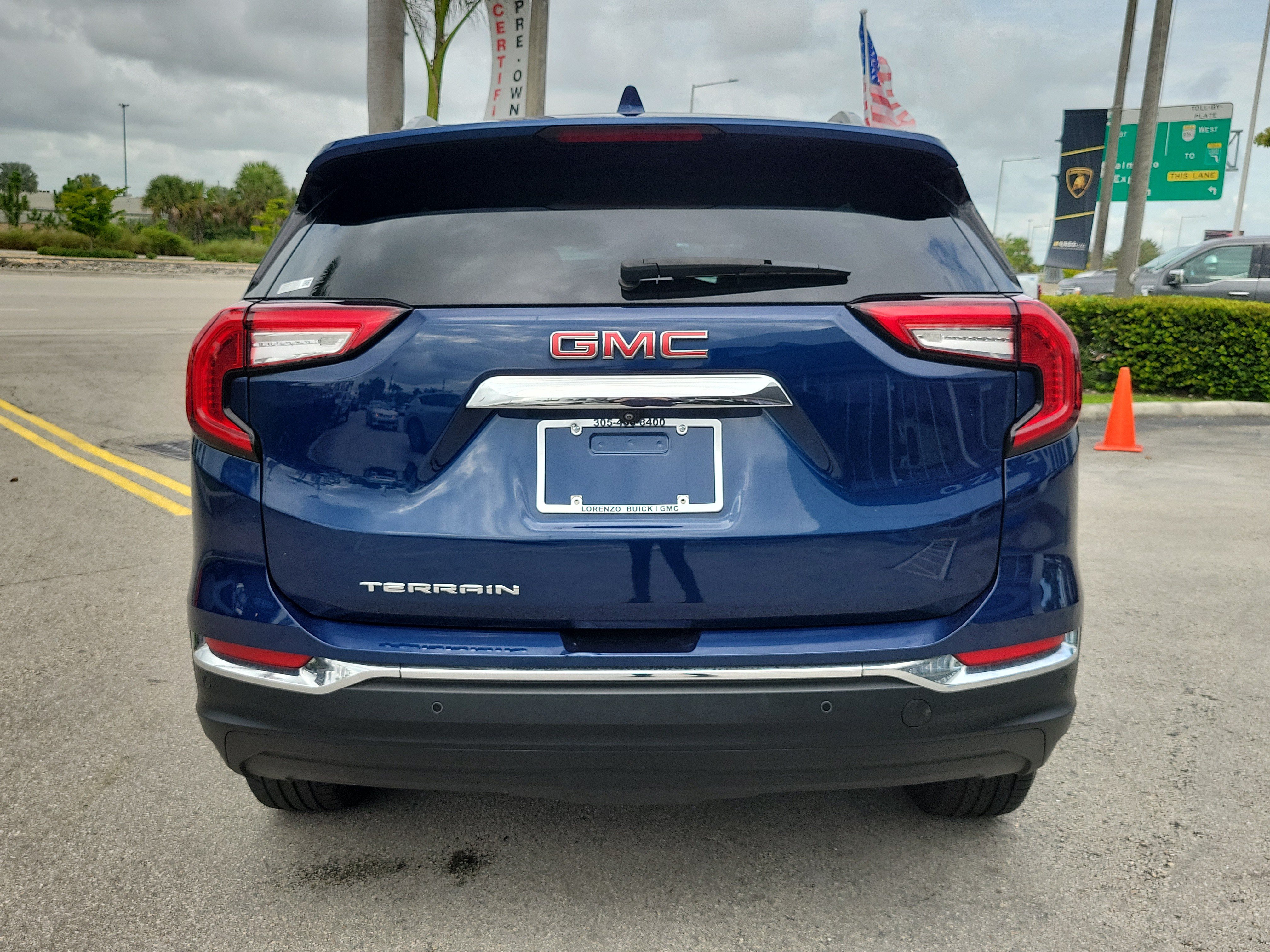 Used 2022 GMC Terrain SLT w/ Tech Package FWD image 6