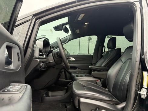 Used 2023 Chrysler Pacifica Touring-L w/ S Appearance Package image 11