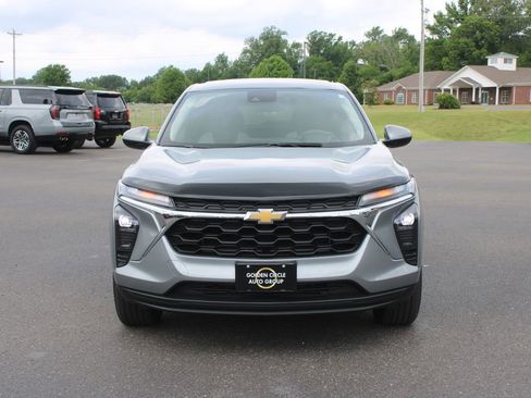 Used 2024 Chevrolet Trax LS w/ LS Convenience Package FWD image 3