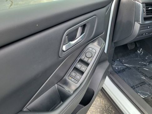 Used 2025 Nissan Rogue SV image 8