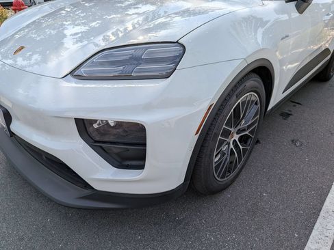 Used 2025 Porsche Macan 4 Electric AWD/4WD image 8