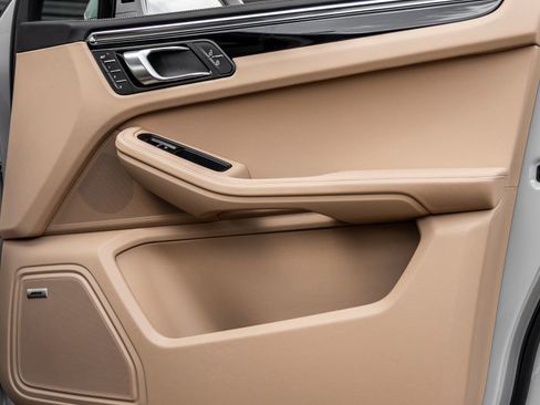 Certified 2025 Porsche Macan AWD/4WD image 39