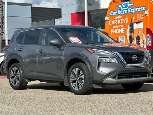 Used 2023 Nissan Rogue SV image 2