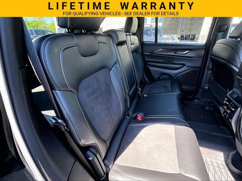 Used 2025 Jeep Grand Cherokee Altitude RWD image 23