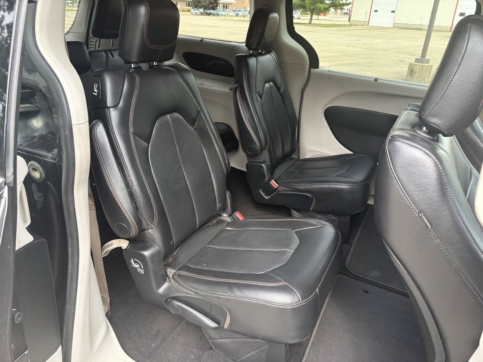 Used 2018 Chrysler Pacifica Touring-L w/ Tire & Wheel Group FWD image 16