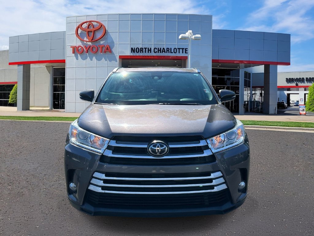Used 2019 Toyota Highlander XLE FWD image 2