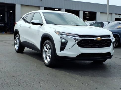 Used 2024 Chevrolet Trax LS w/ LS Convenience Package FWD image 3