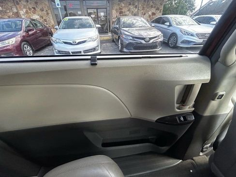 Used 2016 Toyota Sienna XLE Premium image 26