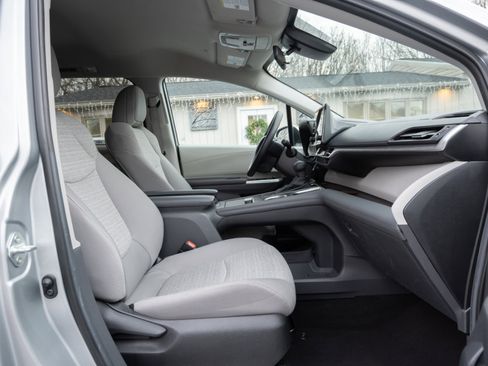 Used 2024 Toyota Sienna LE image 31