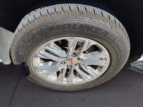 Used 2023 GMC Yukon SLT w/ SLT Luxury Package image 14