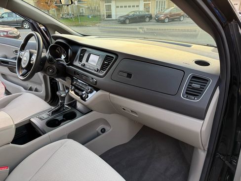 Used 2018 Kia Sedona L image 25