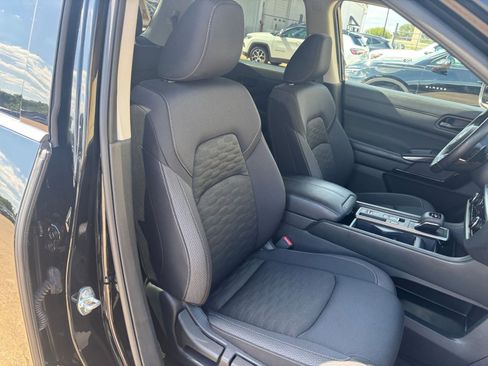 Used 2025 Nissan Pathfinder SV FWD image 39