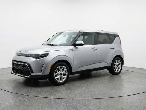 Used 2025 Kia Soul LX w/ LX Technology Package image 3