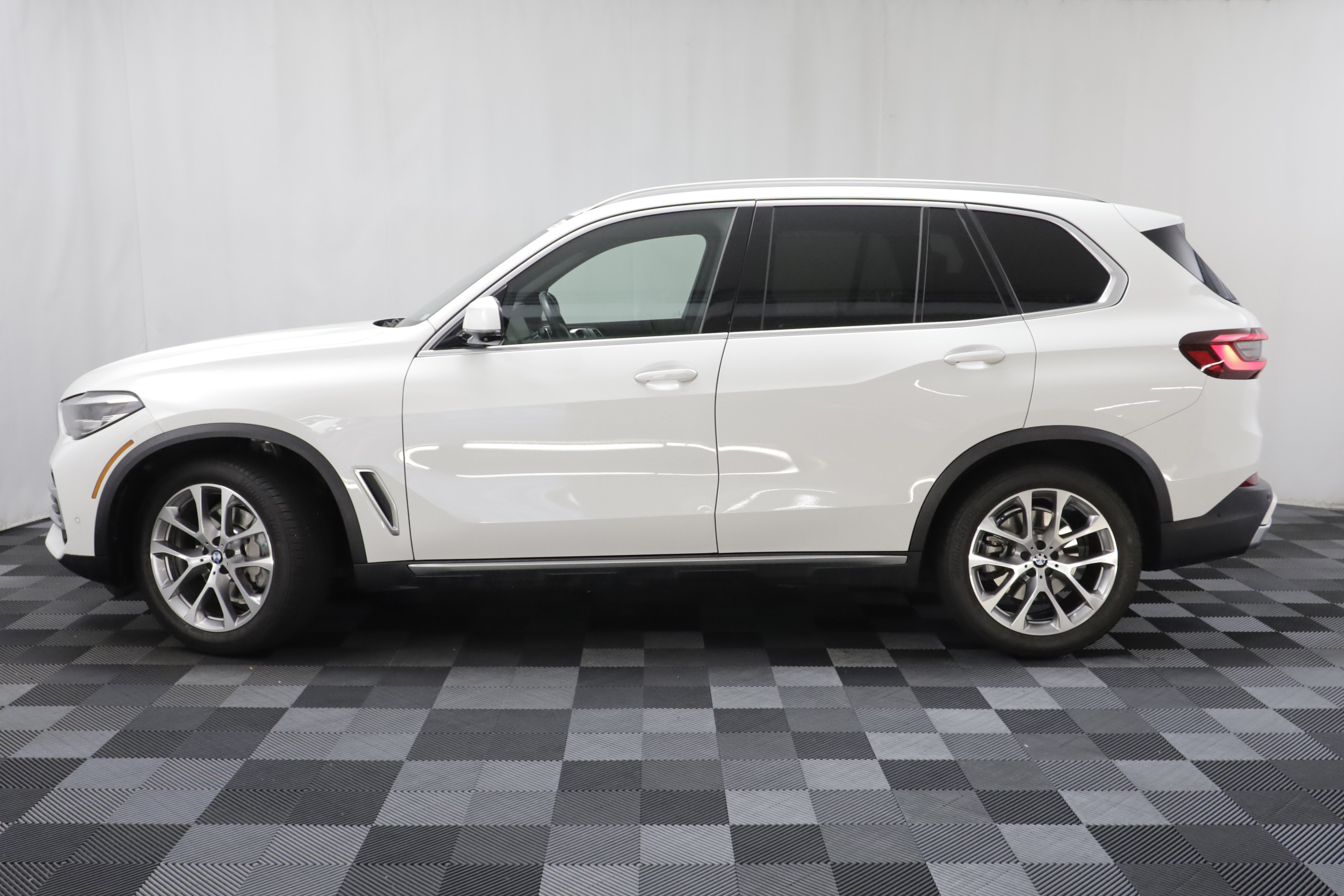 Used 2022 BMW X5 xDrive40i w/ Premium Package AWD/4WD image 4