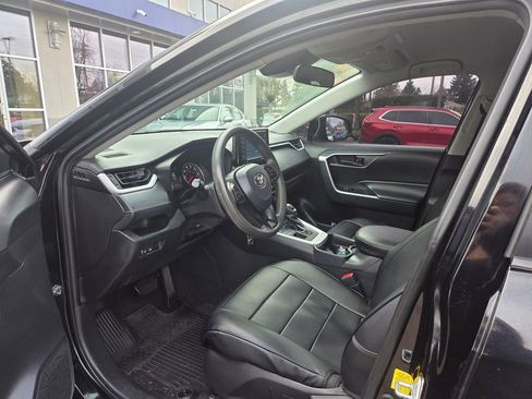 Used 2021 Toyota RAV4 LE image 9