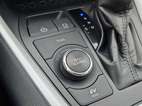 Used 2021 Toyota RAV4 XLE w/ Convenience Package image 18