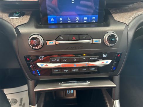 Used 2020 Ford Explorer Platinum w/ Premium Technology Package AWD/4WD image 22