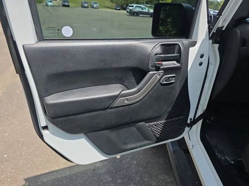 Used 2018 Jeep Wrangler Unlimited Sport S AWD/4WD image 32