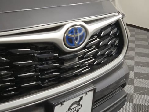Used 2023 Toyota Highlander XLE image 4
