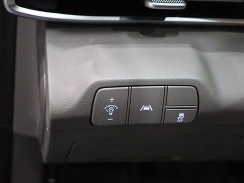 Used 2023 Hyundai Elantra SEL w/ Preferred Accessory Package FWD image 18