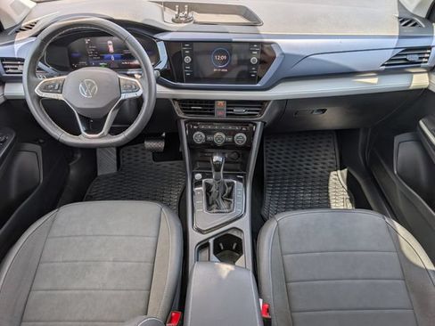 Used 2024 Volkswagen Taos SE w/ Panoramic Sunroof Package FWD image 7