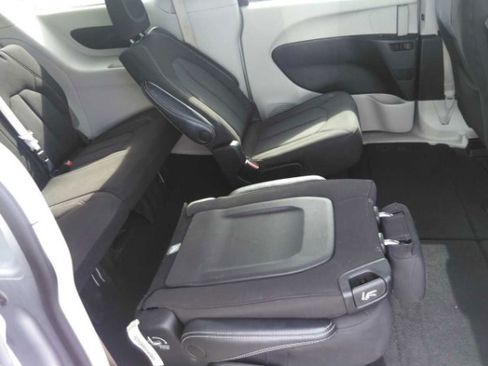 Used 2023 Chrysler Voyager LX FWD image 2