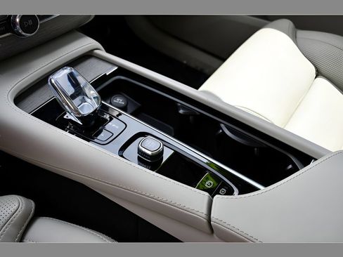 Certified 2024 Volvo XC90 B6 Ultimate w/ Protection Package Premier AWD/4WD image 38