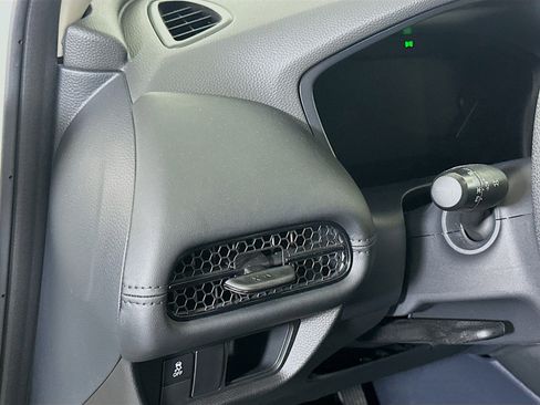 Used 2023 Honda HR-V LX image 16