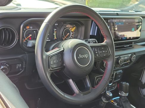 Used 2024 Jeep Wrangler Unlimited Rubicon AWD/4WD image 9